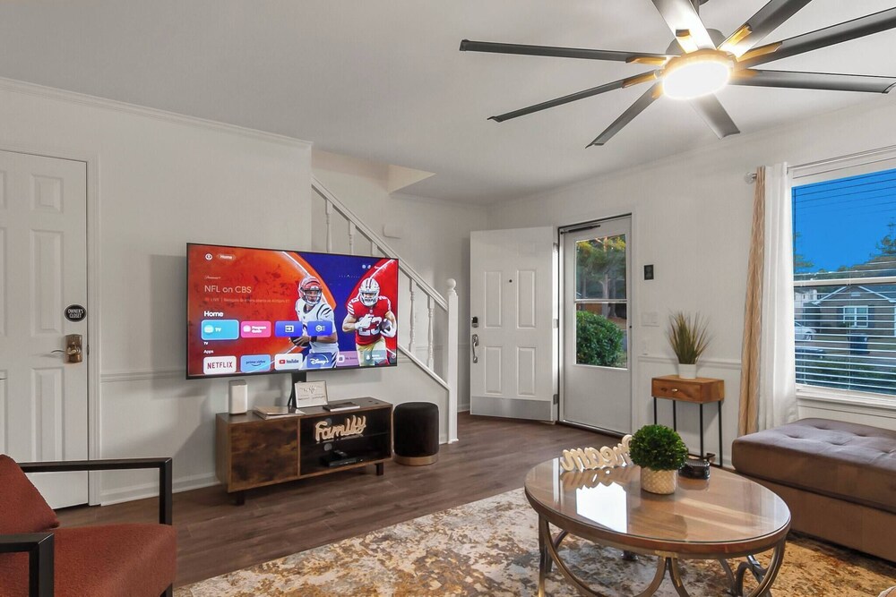 Day Dreamer Minutes to Stadium With Fire pit and Parking