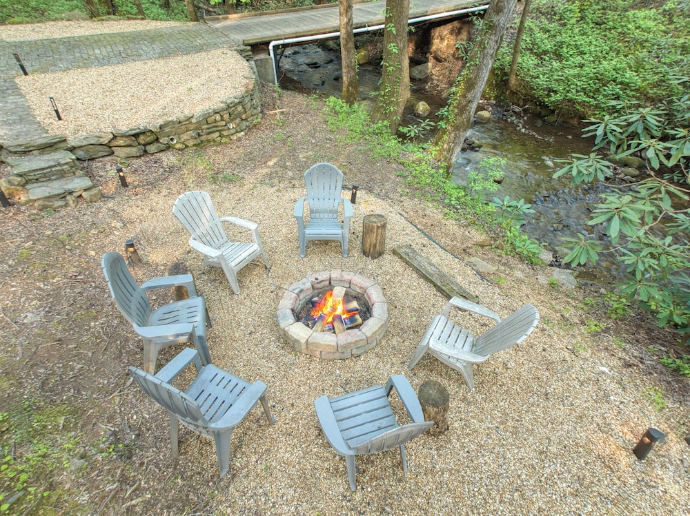 Cozy Cohutta Cabin: Creekside Cabin in Ellijay!