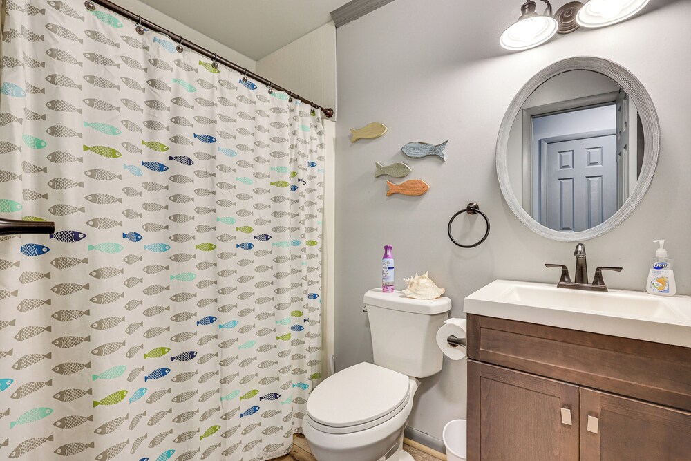 Play & Unwind, Oak Island Home < 2 Mi to Beach!