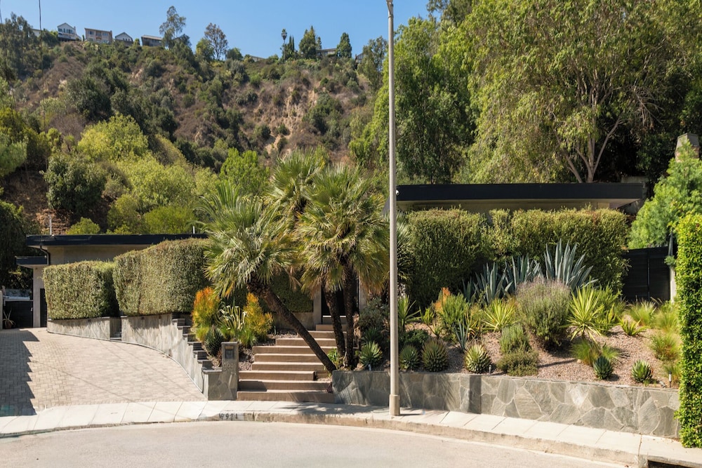 Valea Estate - Secluded Beverly Hills Retreat 1-acre Oasis