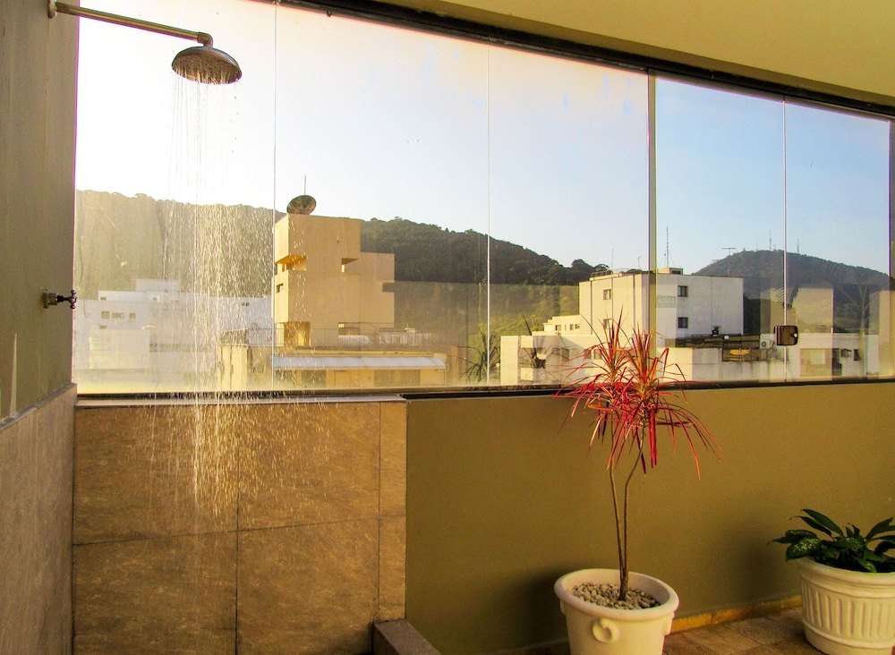 Apto a 200 m da Praia das Pitangueiras-guaruj SP