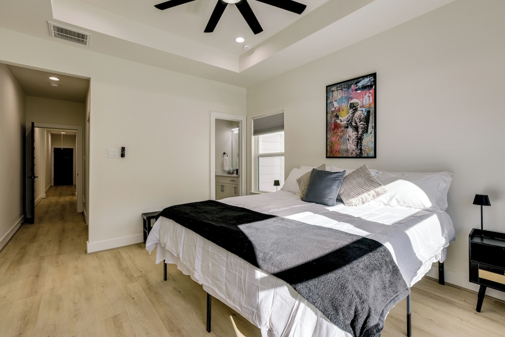 East Downtown Walkability! Modern Houston Townhome