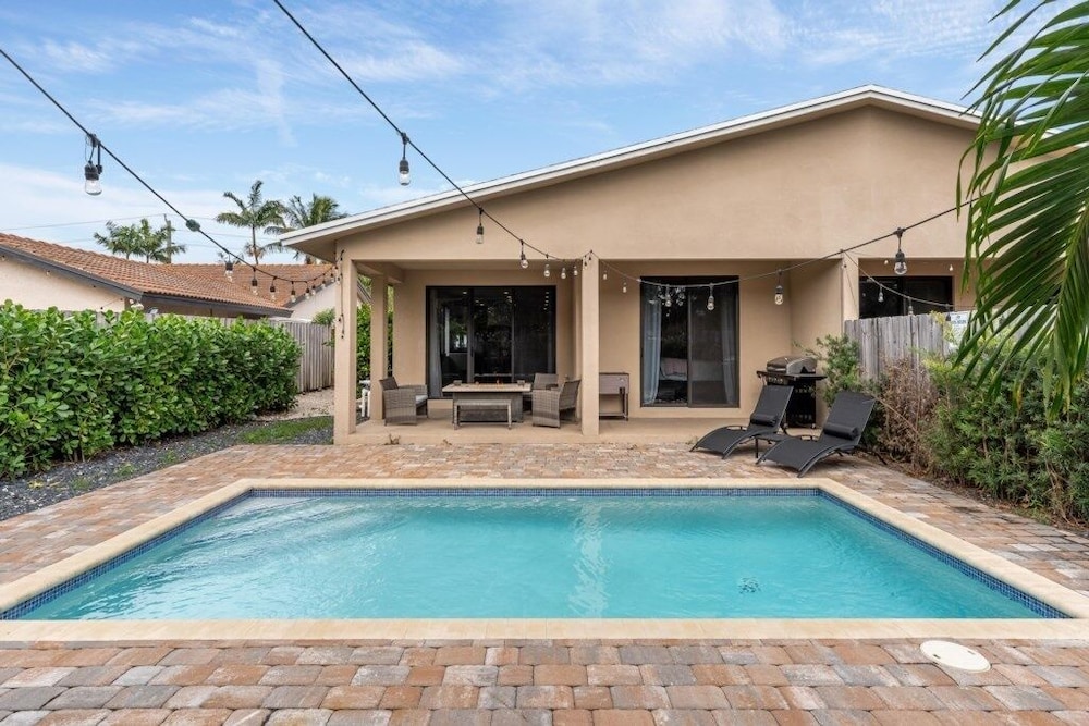 Fox Sonata Downtown Pool House 3 Bedroom Home