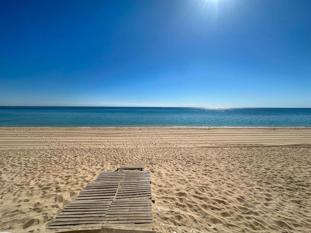 Steps to Sandy Beach Pool Renovated 2BR Condo