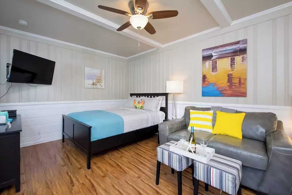 Sleeps 18 Dock, Walk to Beach, Balboa Fun Zone & Dining Edgewater Place