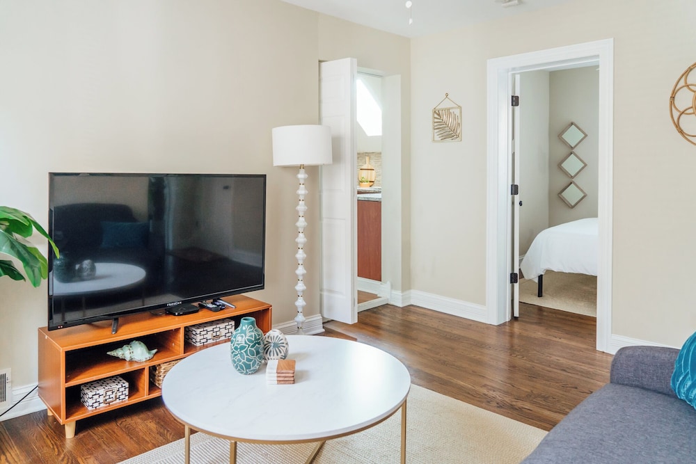 Homey 2BR - Central Charming