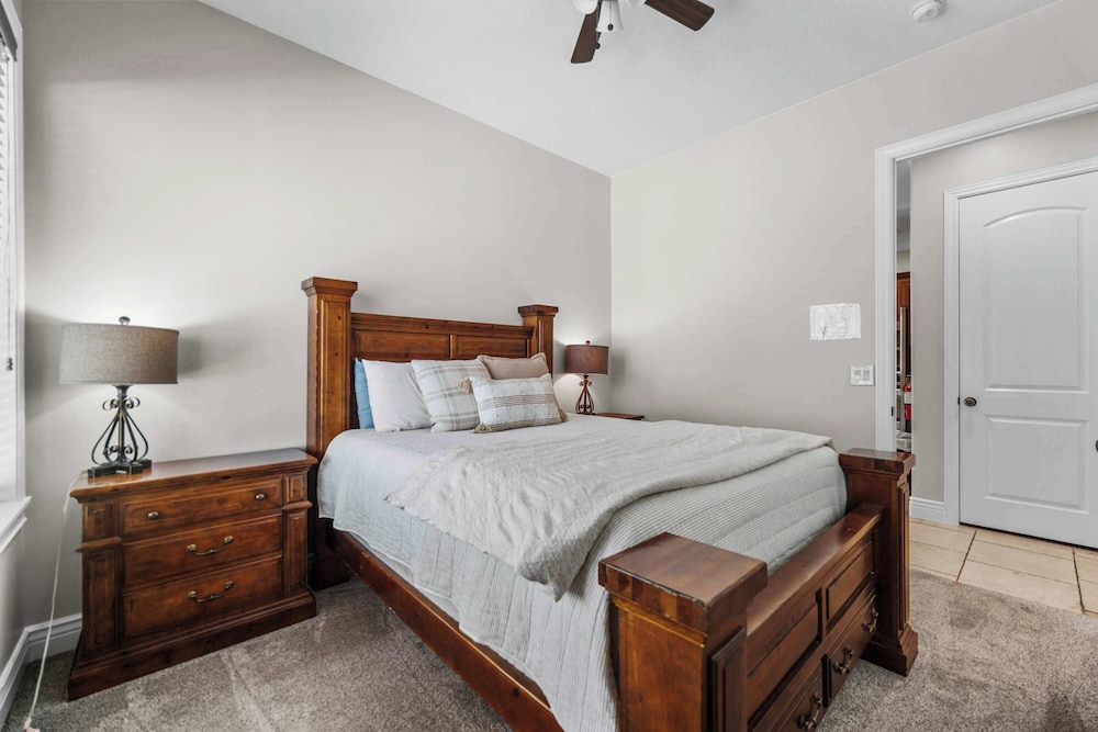 Pool Paradise for Families - Condo for 12 w/ Resort-style Amenities