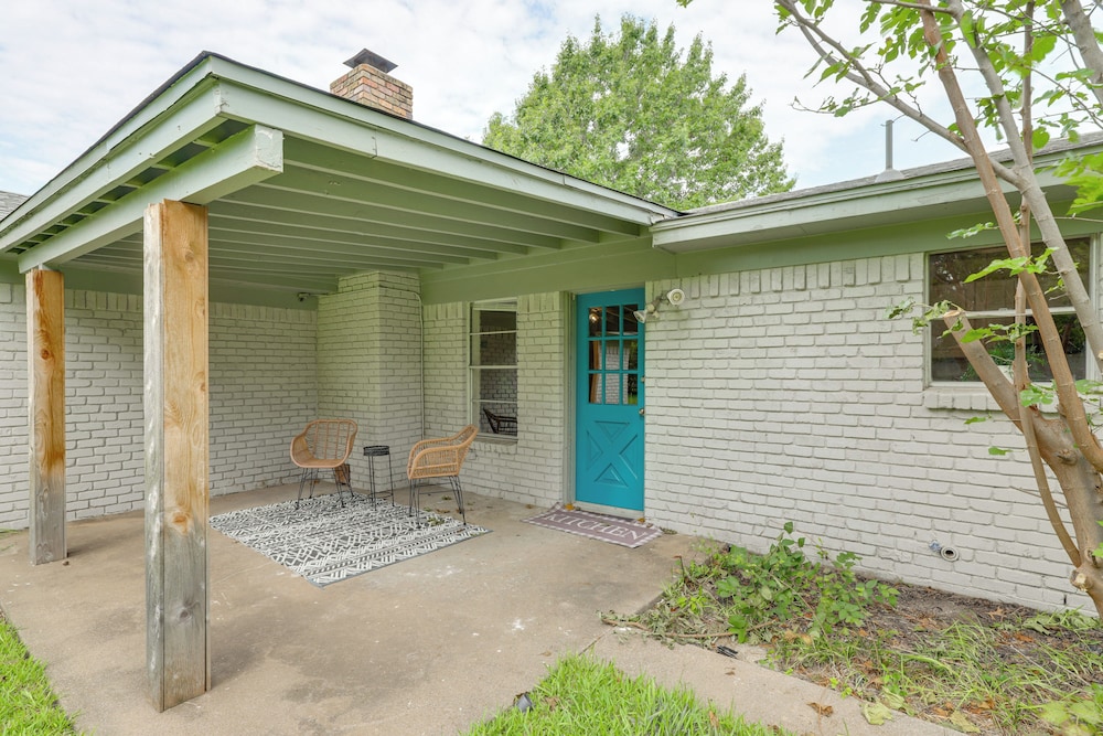 Near Shops & Eats: Commuter-friendly Fwtx Home