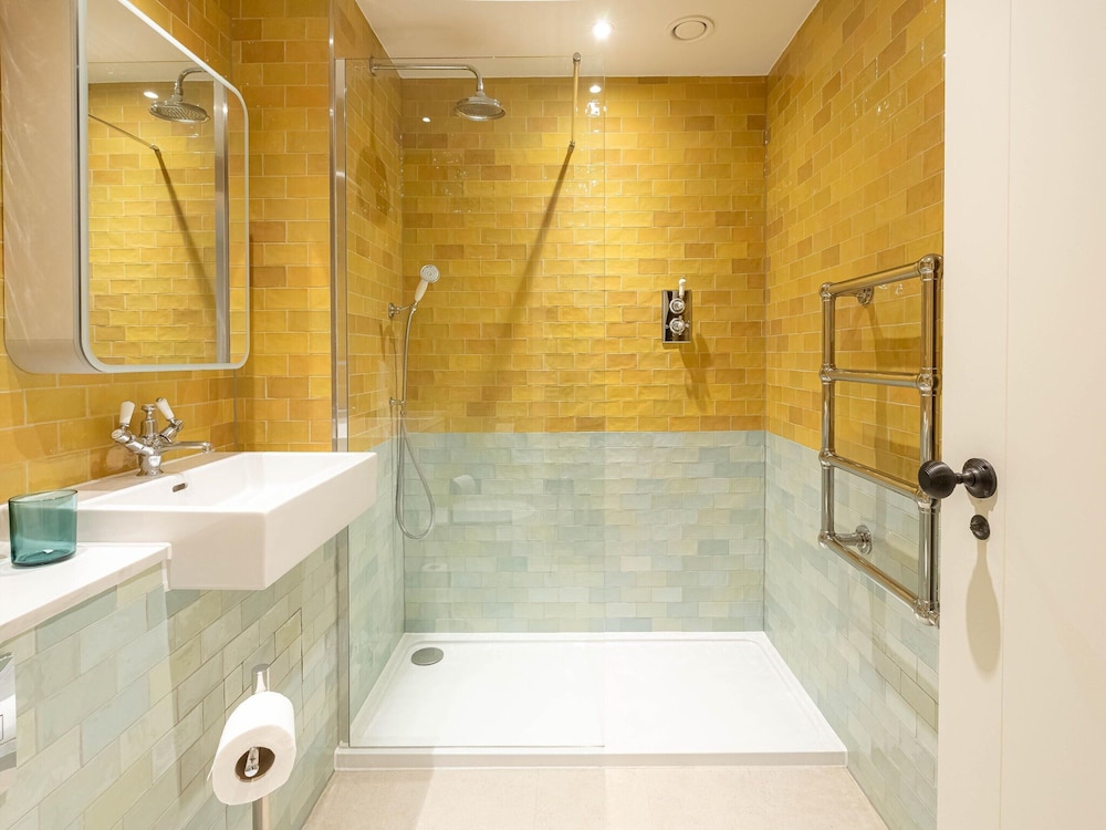 Three Bedroom Near Brick Lane by Belvilla