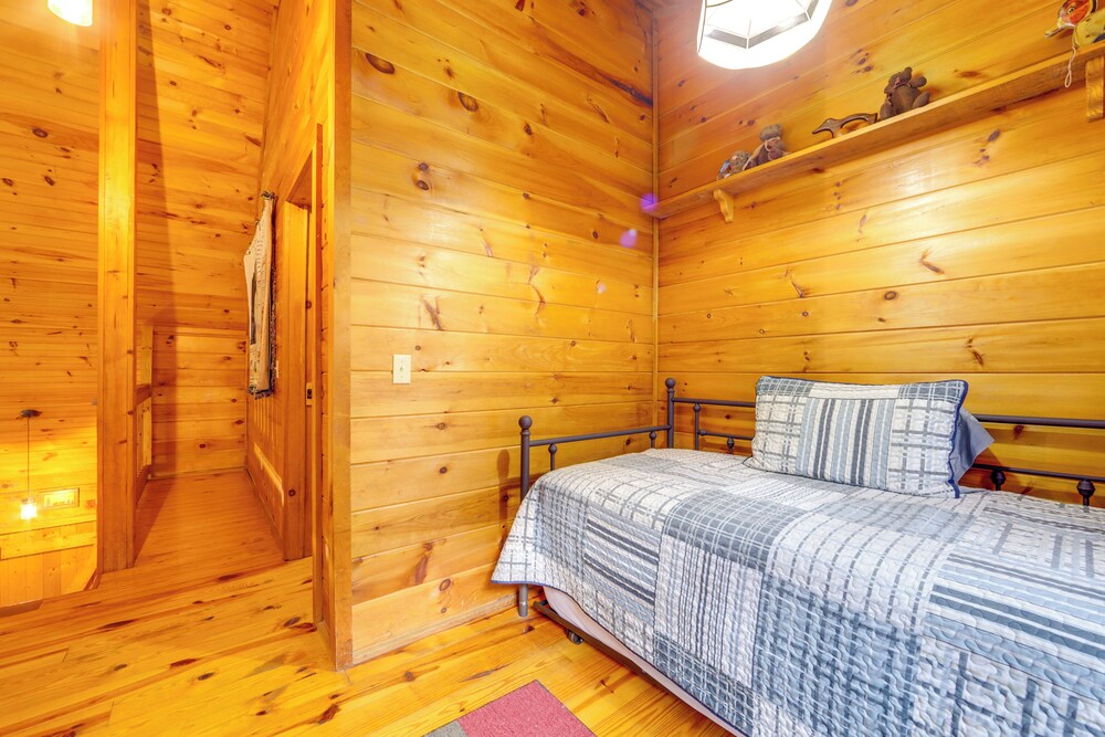 Creek On-site! Cabin 7 Mi to Cataloochee Ski Area