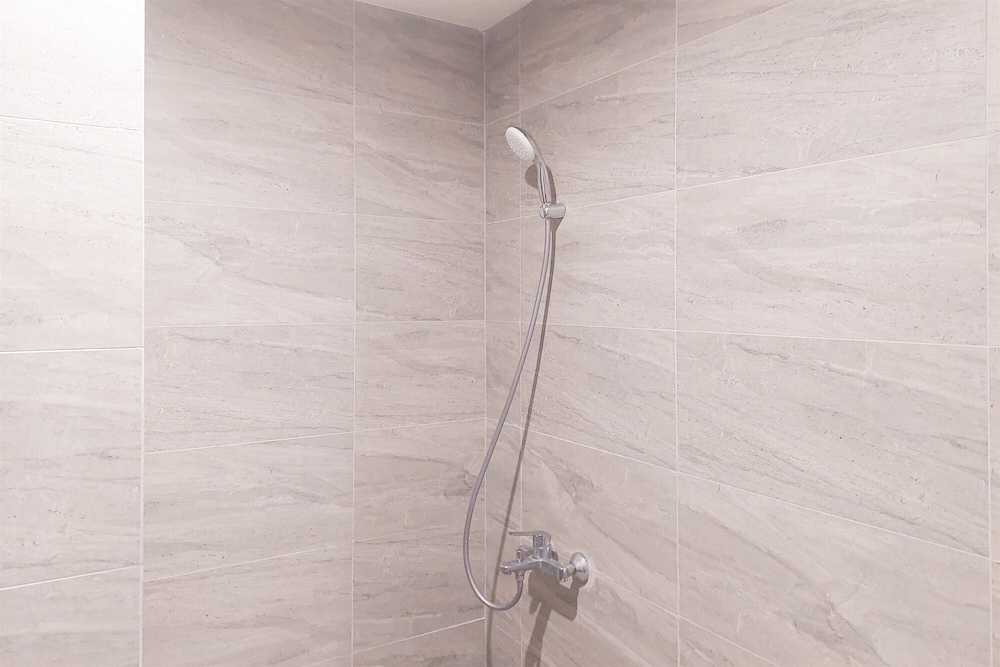 Good Choice And Homey Studio Apartment At Collins Boulevard