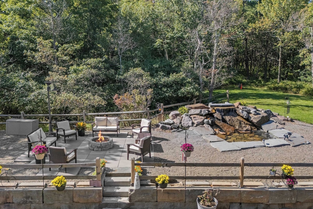 Bigwood Cabin Retreat Hot Tub, Game Room, Firepit Lounge & Private Yard
