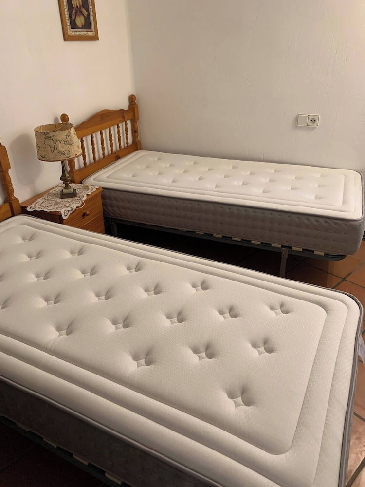 Comfortable Spacious Family House, Large Terrace and Garden, Beach and Bars