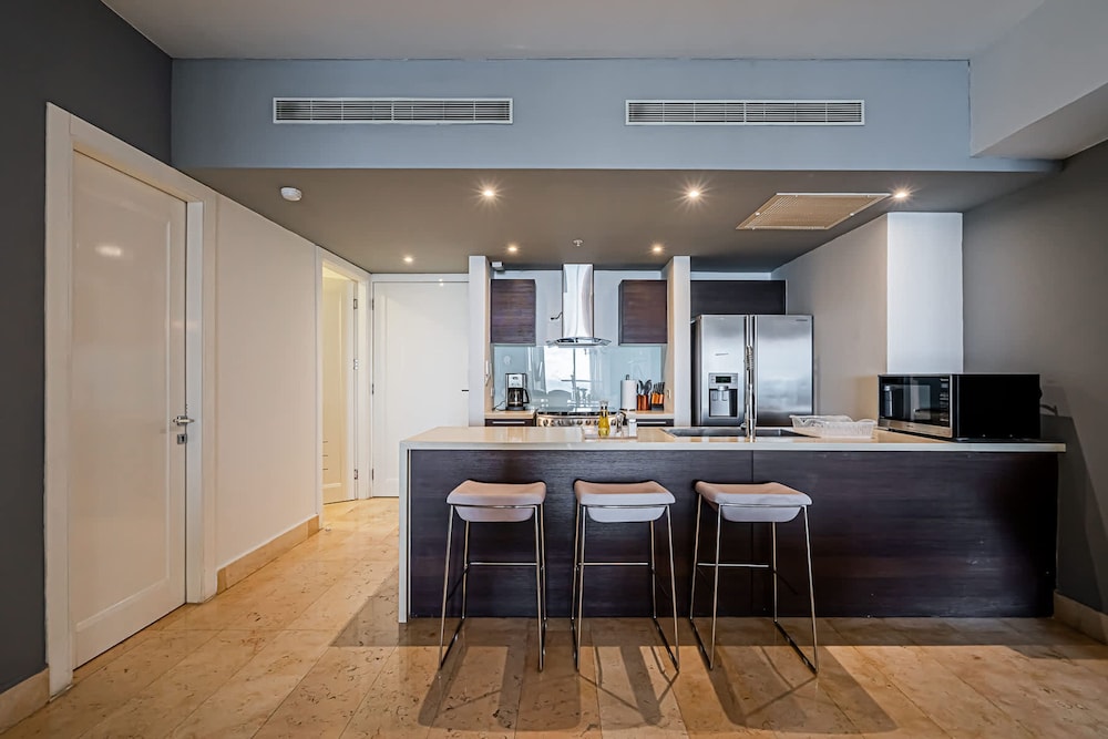 w Prestigious 1BR w Fantastic Balcony in YOO