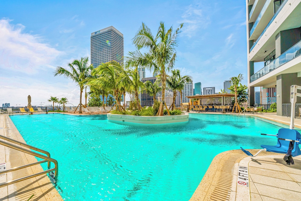 Luxury 49FL Condo with City Views