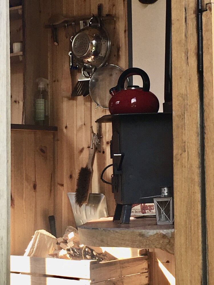 Cosy Woodland off Grid Shepherds Hut - Rowan view 3