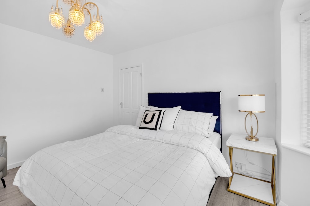 4 Bed - Sleeps 8 - Free Parking - Garden