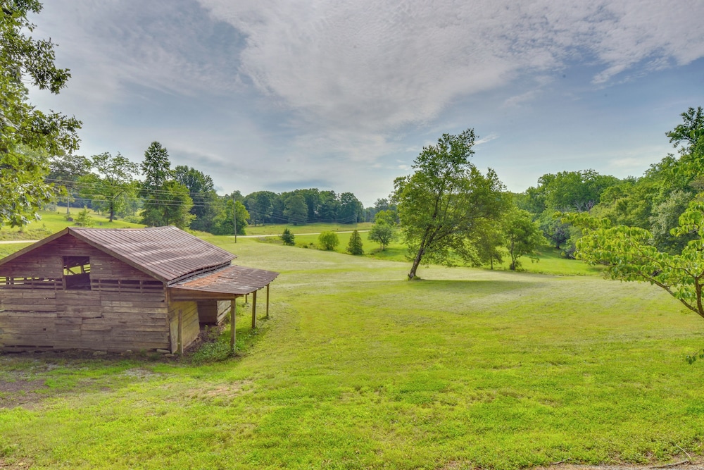 6 Mi to Helen: Romantic Georgia Cottage Hideaway!