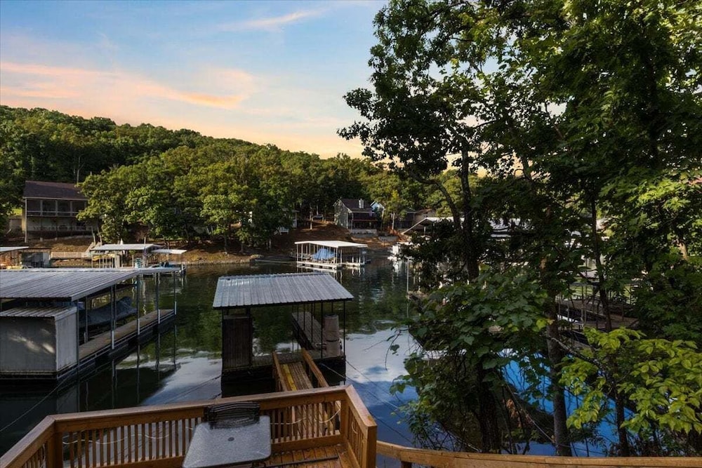 Lakefront Home, Private Dock + Kayaks,arcade Games, Pet Friendly
