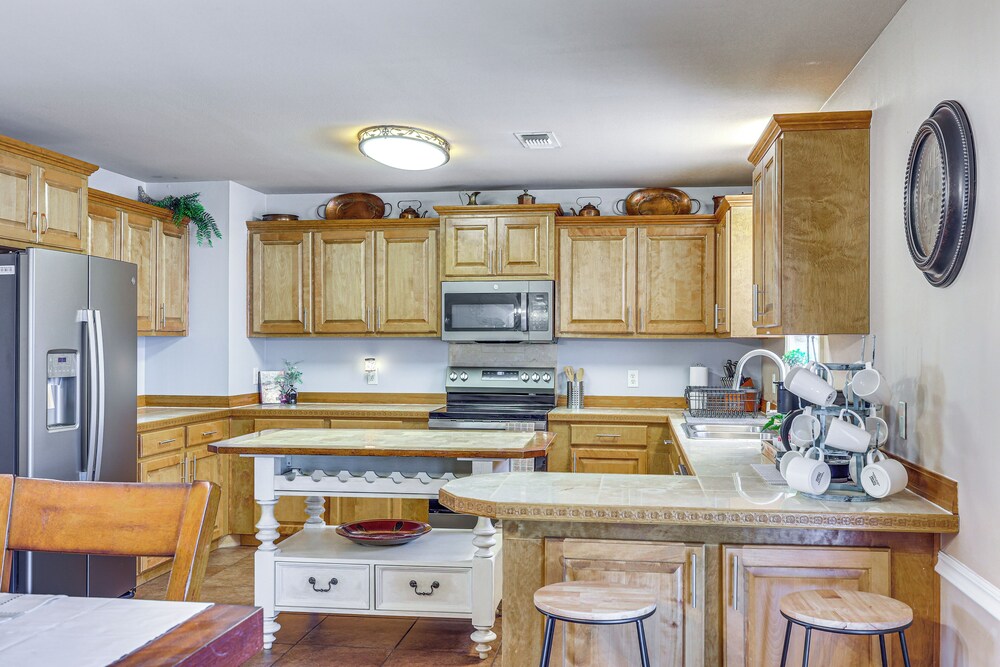 2 Mi to Downtown: Work & Play at El Dorado Getaway