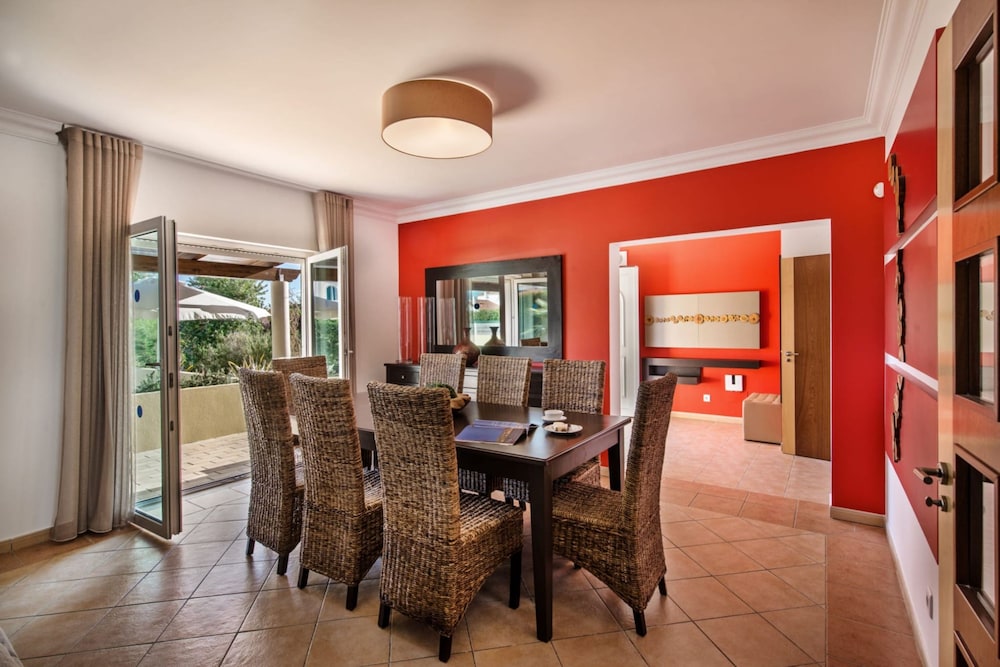 Amapola in Quelfes With 4 Bedrooms and 4 Bathrooms