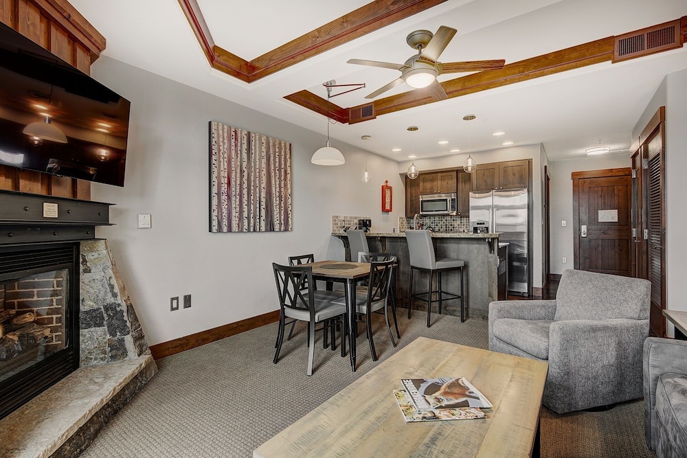 One Ski Hill Retreat 1 Bedroom Condo by Redawning view 5