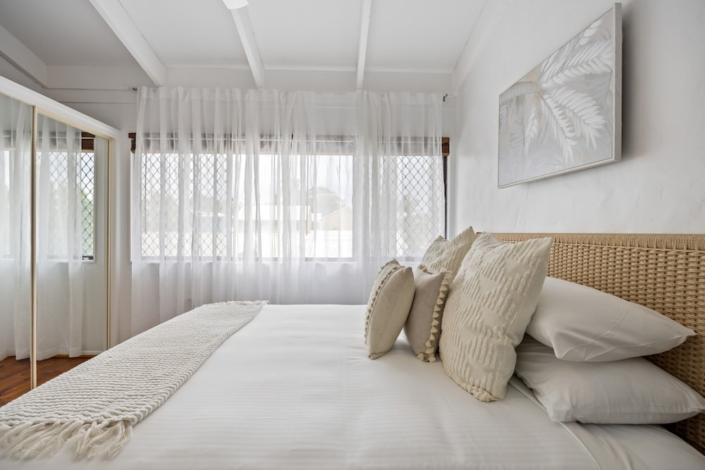 Chic 2-bed Cabin-style Home by Mooloolaba Beach