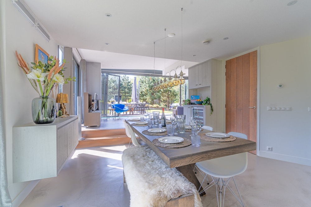 Charming 8-person Villa With hot tub Near the Forest