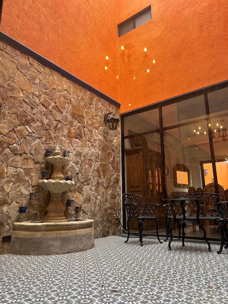 Casa Colonial en Pueblo Mágico by Adhoc