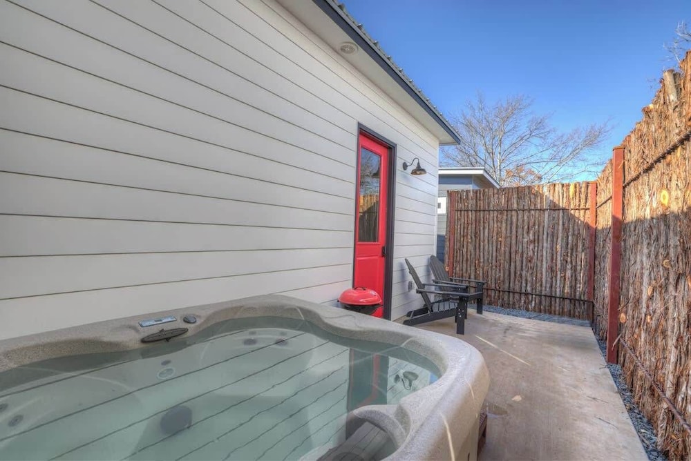 Pop-2: Hot-tub/close to Main St!