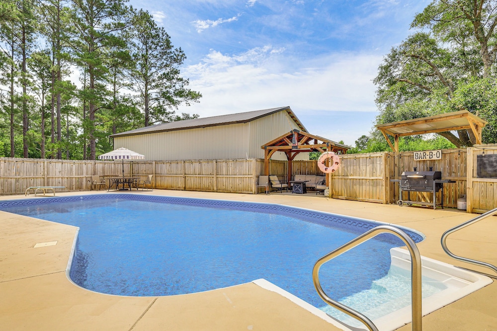 10 Mi to Mobile Bay: Family Apt in Silverhill!