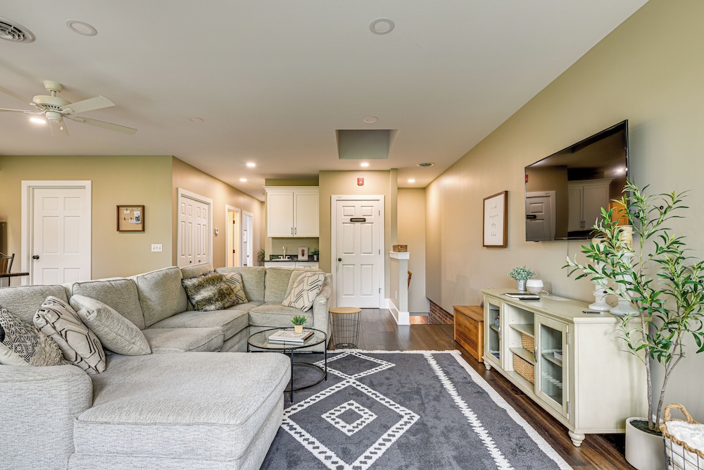 Luxurious 'litfin Loft' - Walk to Main St Akron