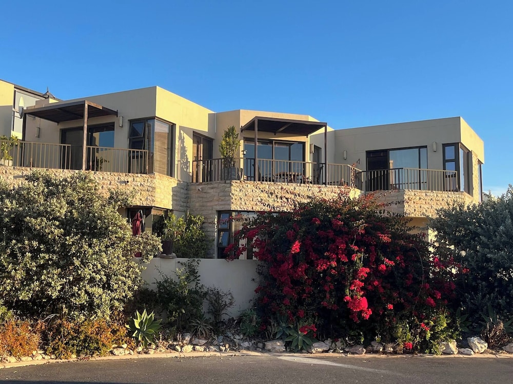 Whispering Waves - Serene Langebaan Getaway With Breathtaking Views