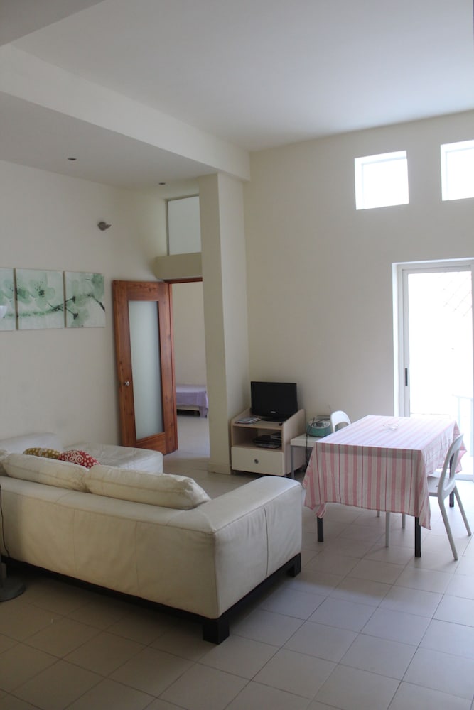 Stylish, Modern, Central Apartment in St Julians, Malta - Sleep 4 photo 4