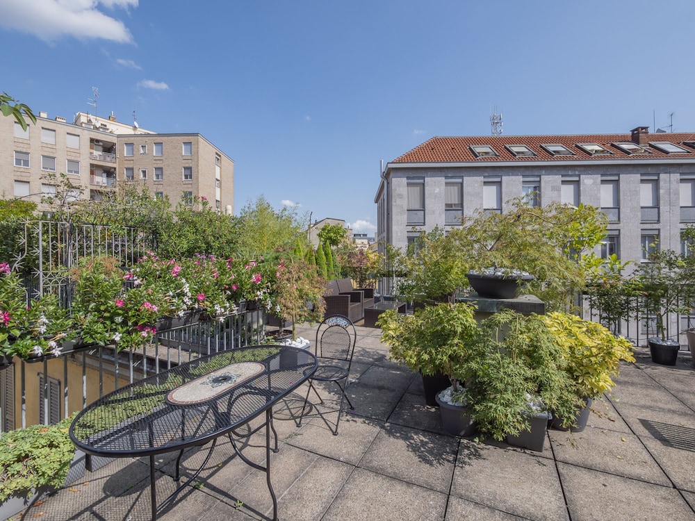 Corso Venezia - Elegant 1 BR apt With Shared Rooftop Terrace in the Heart of Milan