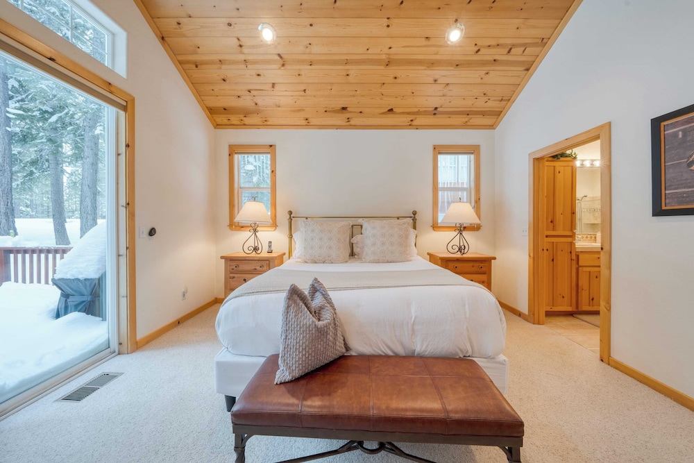 Pinewood Lodge by Avantstay Cozy Cabin Near Ski Resorts & Hiking