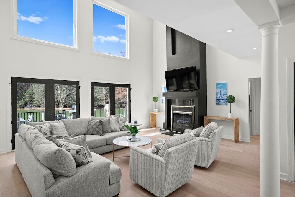 Knotty Pines by Avantstay Lake Views Renovated