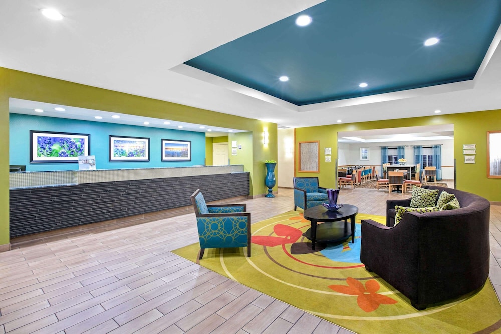 La Quinta Inn & Suites by Wyndham Paris view 4