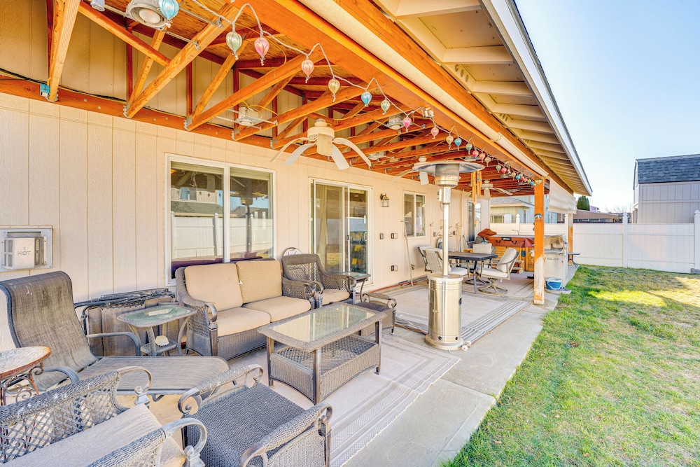 1 Mi to Moses Lake: Home w/ Private Yard & Hot Tub