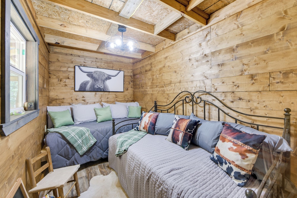 Lake Eufaula Access: Cozy Wood Cabin w/ Yard!