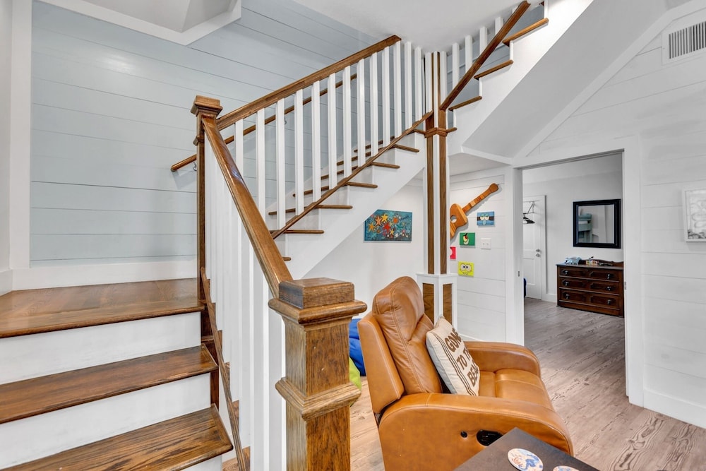 Sea-esta Completely Renovated 2 Story Home Only 1.5 Blocks To The Beach! 4 Bedroom Home by RedAwning