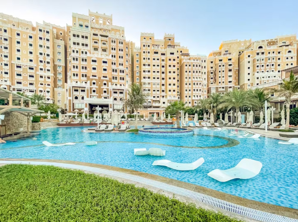Massive 2 Bedroom with Palm View Balqis