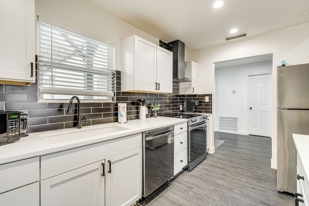 Private Hot Tub & Golf Course Views: Lakeway Gem