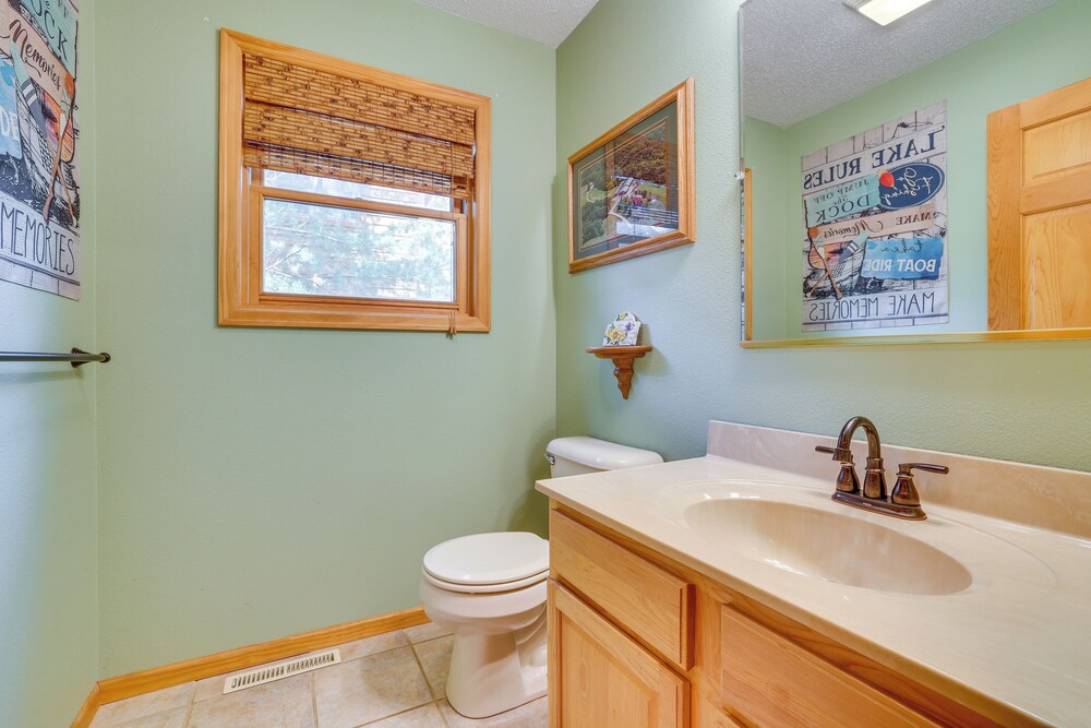Gorgeous Lake Arbutus Getaway w/ Dock & Boat House