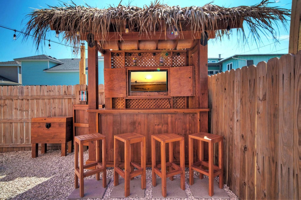 Sleeps 24, 2 Homes Pool, Backyard Tiki Bar, Fire Pit, Cornhole Walk to Beach
