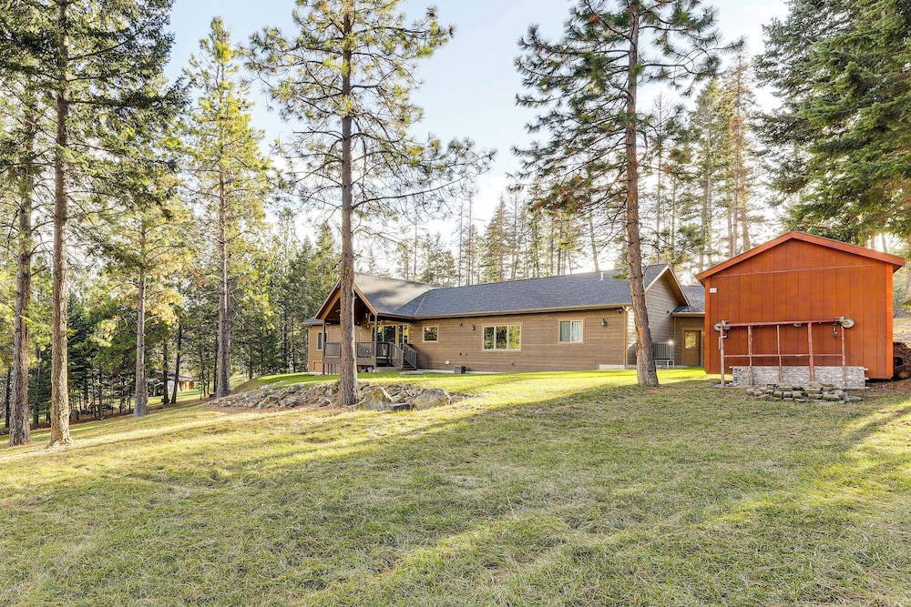 Deck + Views: Scenic Group Getaway in Lakeside!