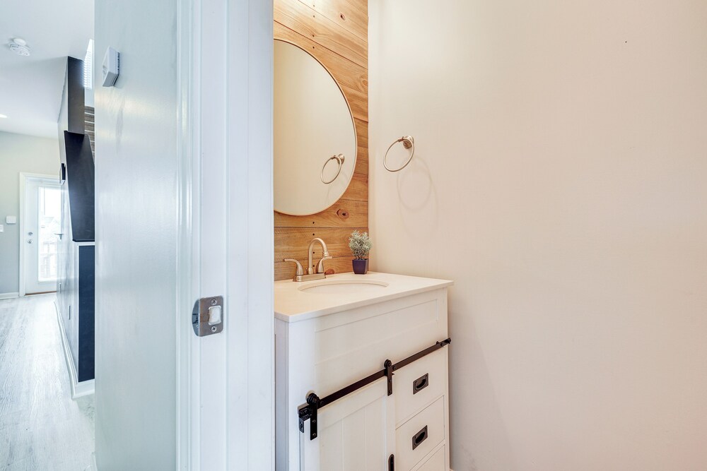 1 Mi to Ocean: Modern Carolina Beach Townhome