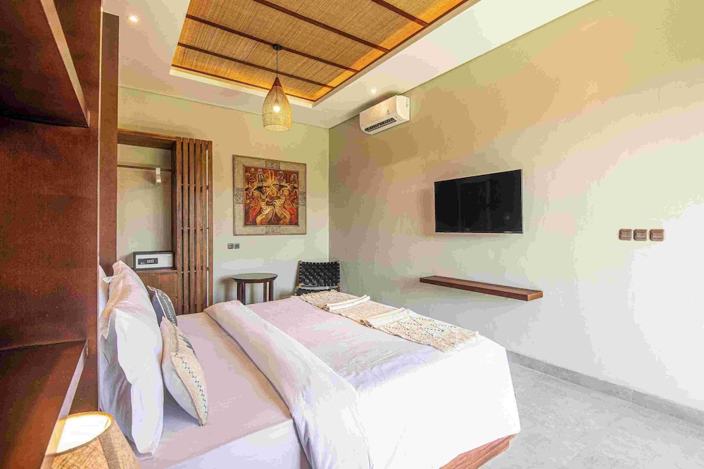 5-br Beach Villa in Canggu Overlooking Rice Fields
