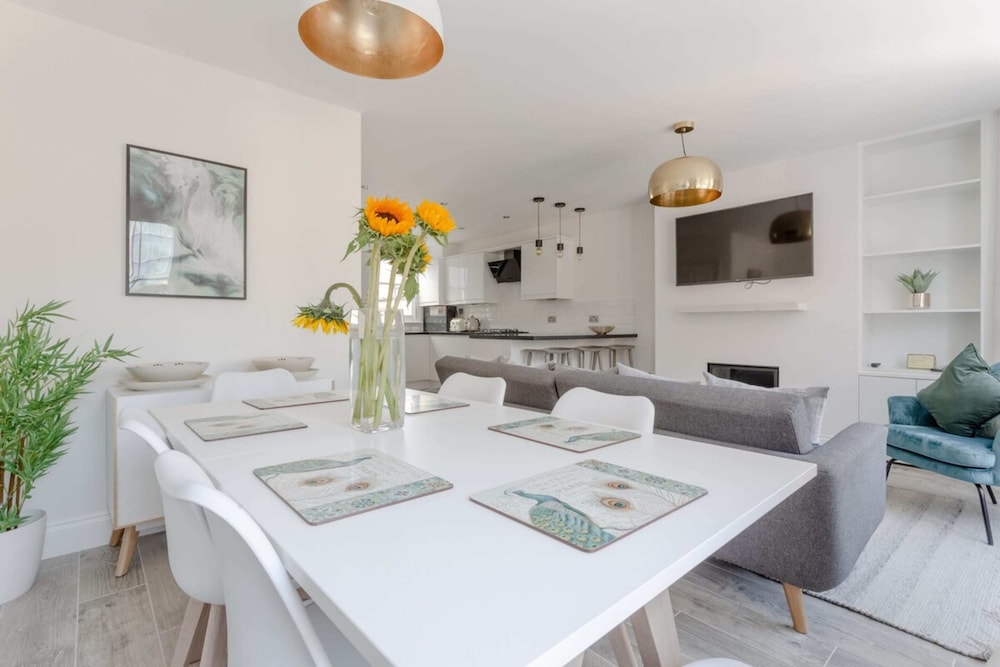 Stunning 3 Bedroom 2 Bath in Fantastic Location