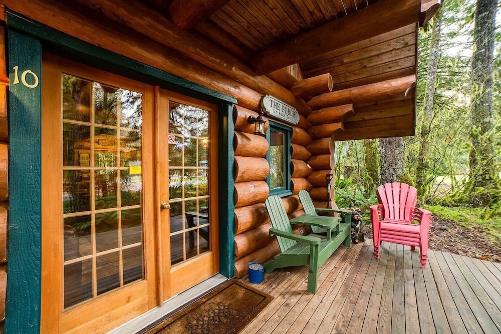 10sl - Real Log - Wifi - Sleeps-8 2 Bedroom Home by RedAwning